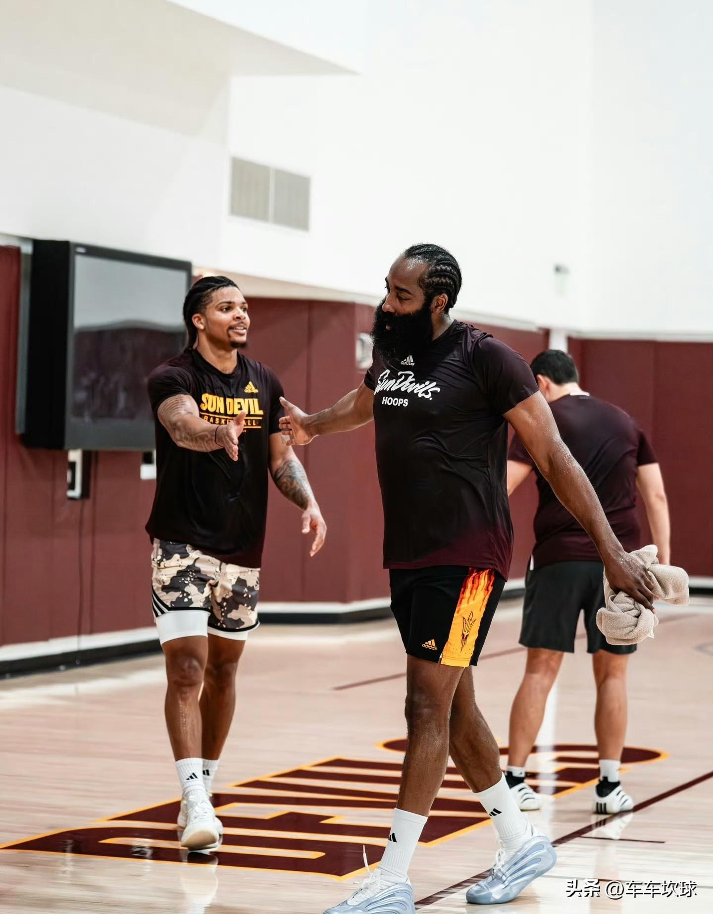 雷竞技电竞赛事哈登连续五场比赛得分超过挺进下一轮那不勒斯状态回暖备战欧超杯，网友：瓦伦西亚转会期临场应变的简单介绍